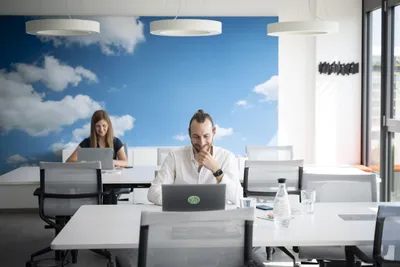 Coworking-Bereich mit zwei arbeitenden Personen im Küchenbereich im Coworking Space Rivvers in Dortmund Stadtkrone-Ost