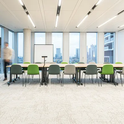Konferenzraum im Coworking Space Rivvers Frankfurt-Senckenberg-Turm